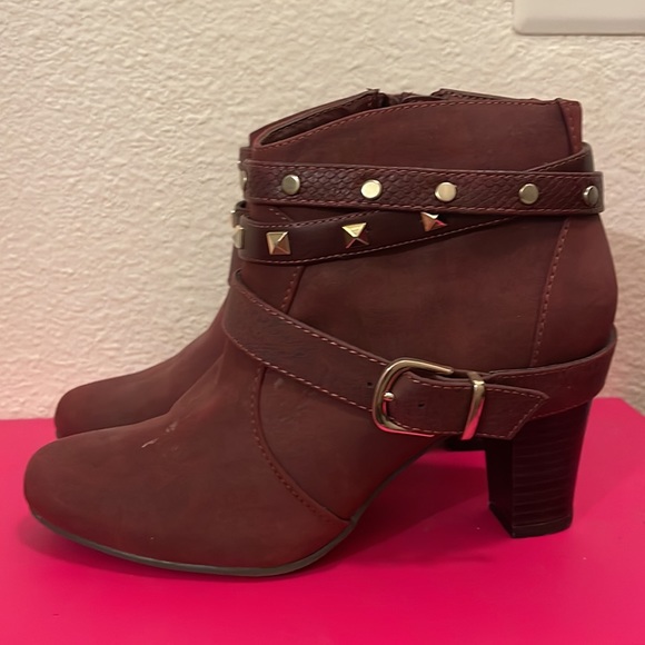 Boots - Picture 3 of 6